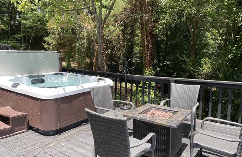 Murphy Cabin | Perfect Location, Close to town, Pet Friendly Cabin with a View, NEW HOT TUB
