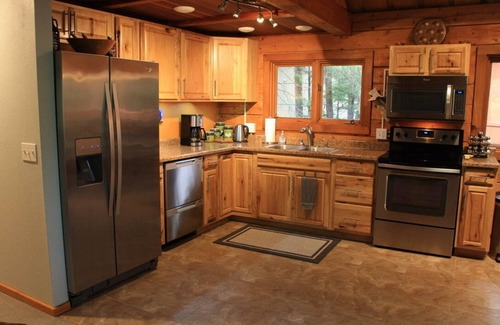 Alyeska Cabin | Perfect Location! Cozy And Quiet Log Cabin; Walking Distance To Ski Lifts!