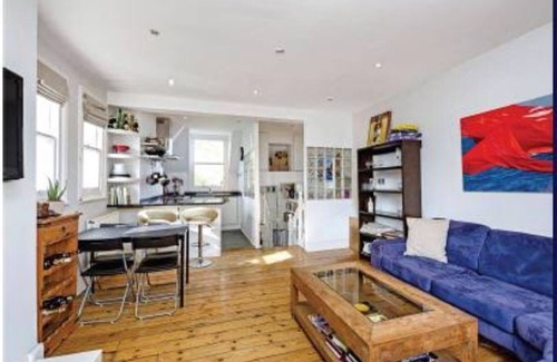 South Richmond Apartment | Perfect Location in Richmond, ‘Ted Lasso’ cobbled street, Beautiful flat
