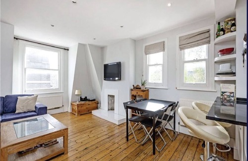 South Richmond Apartment | Perfect Location in Richmond, ‘Ted Lasso’ cobbled street, Beautiful flat