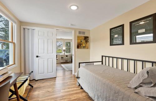 East Lansing House | Perfect Location Walk to MSU Campus High End Mattresses Fast Wi-Fi