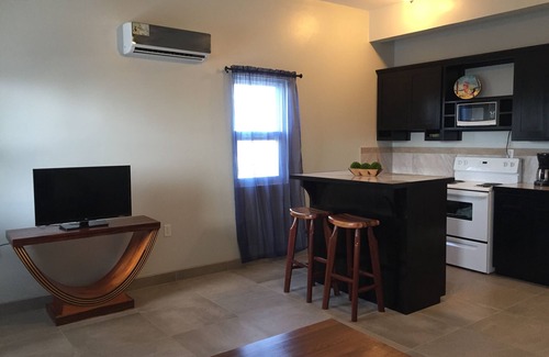 San Pedro Condo | Perfect Location with Roof top Pool *Book Today*