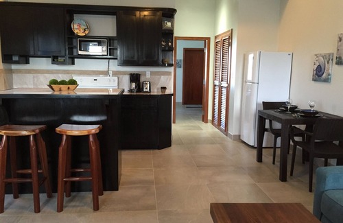 San Pedro Condo | Perfect Location with Roof top Pool *Book Today*