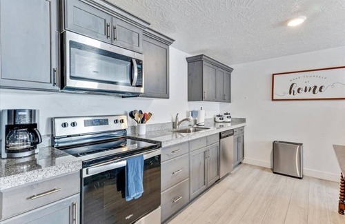 Vineyard House | Perfect Long Term Stay Home - Pets Welcome!