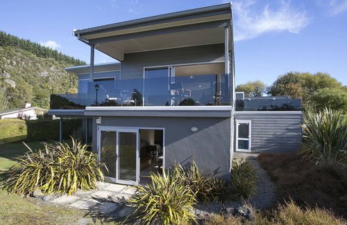 Motuoapa Cottage | Perfect Position - Motuoapa Holiday Home