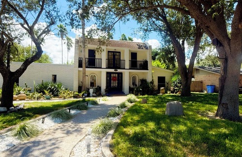 Palm Valley House | Perfect & Private - 2 lg bedrooms, huge kitchen, hot-tub & more "Summer Special"