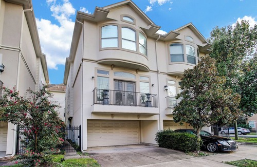 Washington Ave./ Memorial Park House | Perfect proximity: 3 Br/3.5 Bath townhome