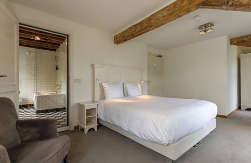 Baarlo Hotel | Perfect Spot! Free Dining and Parking! Onsite Dining and Parking!
