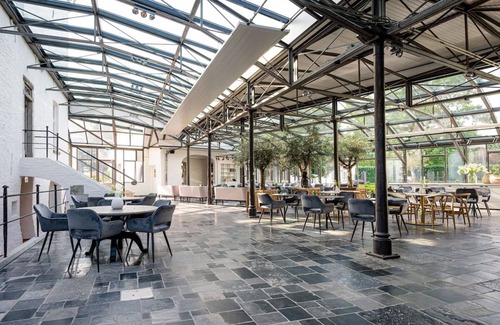 Baarlo Hotel | Perfect Spot! Free Dining and Parking! Onsite Dining and Parking!