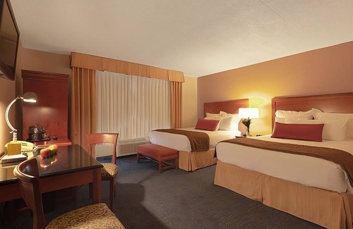 Wenatchee House | Perfect Spot To Relax! 2 Convenient Room w/Large Window, Free Parking, Pool
