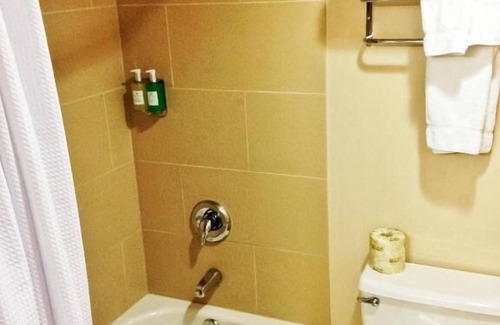 Wenatchee House | Perfect Spot To Relax! 2 Convenient Room w/Large Window, Free Parking, Pool