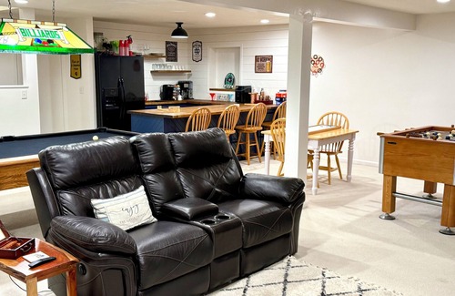 Edwardsburg House | Perfect Vacation Home! 2 Master Suites! Game Rm Arcade Fish Kayak 15 Mins to ND