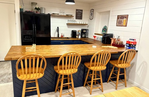 Edwardsburg House | Perfect Vacation Home! 2 Master Suites! Game Rm Arcade Fish Kayak 15 Mins to ND