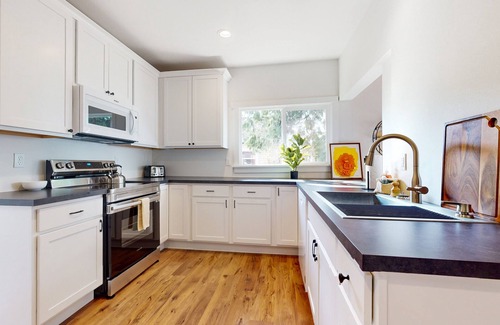 Cornwall Park House | Perfectly located home with open layout, well-equipped kitchen, smart TV, & W/D