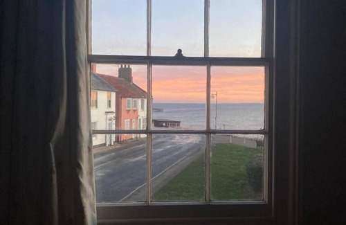 Southwold House | Perfectly located seaside house with stunning sea views