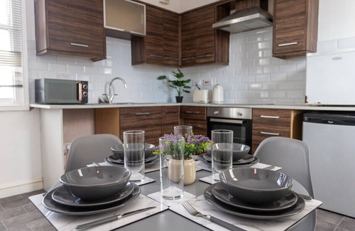 Plasnewydd Apartment | Perfectly Placed: Cozy Flat in the City's Heart