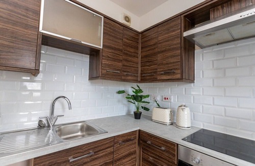 Plasnewydd Apartment | Perfectly Placed: Cozy Flat in the City's Heart