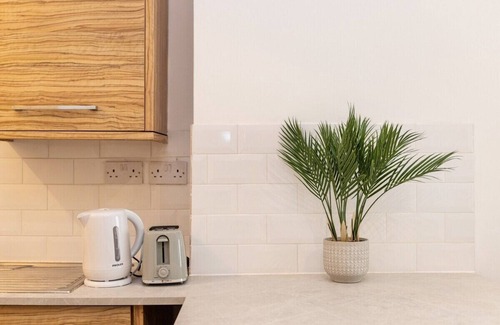 Plasnewydd Apartment | Perfectly Placed: Cozy Flat in the City's Heart