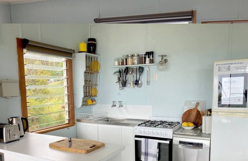 Separation Creek House | Periton Lodge ~ Charming 1950's Beach House, Stunning Ocean Views, walk to beach