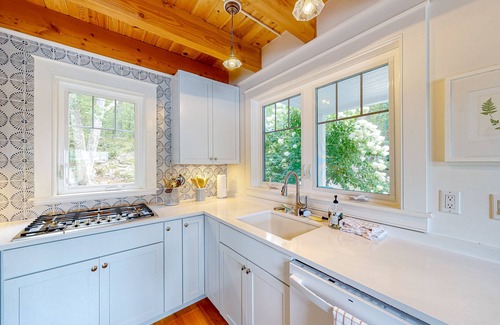 Westport Cottage | Periwinkle Cottage | Sunny cottage in Westport Island overlooking the river