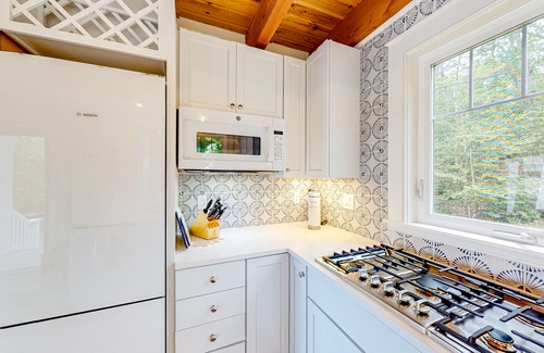 Westport Cottage | Periwinkle Cottage | Sunny cottage in Westport Island overlooking the river