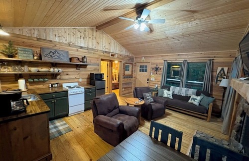Huntsville Cabin | Persimmon Grove ~ New! Private Cabin Near Kings River