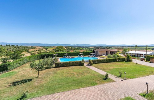 Castiglione del Lago Apartment | Pet friendly apartment in Castiglion del Lago PG with outdoor swimming pool