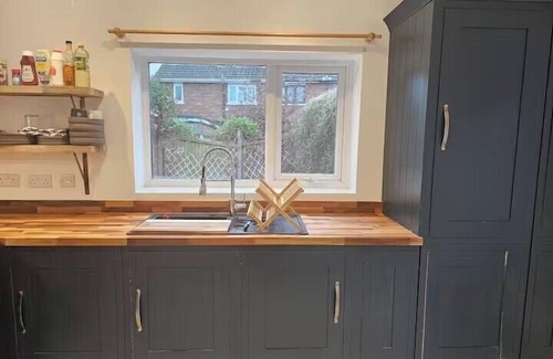 Chester House | Pet Friendly - 2 Bedrooms - 4 Guests - Parking