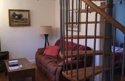 Upper Harbledown Cottage | Pet Friendly 2 Bedroom Orchard Cottage near Canterbury