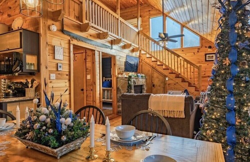 Sevierville Cabin | Pet friendly*20mins to Dollywood*Firepit|Hot Tub|Game/Movie room with PS4
