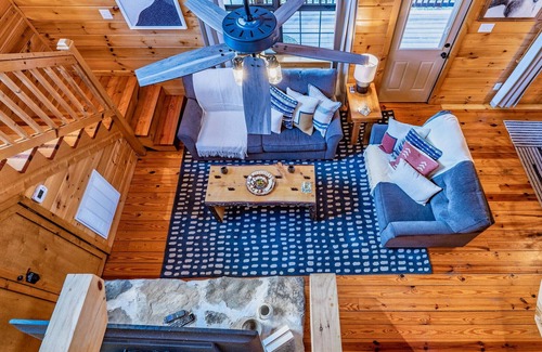 Sevierville Cabin | Pet friendly*20mins to Dollywood*Firepit|Hot Tub|Game/Movie room with PS4