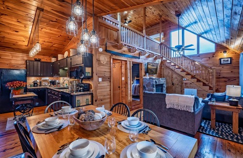 Sevierville Cabin | Pet friendly*20mins to Dollywood*Firepit|Hot Tub|Game/Movie room with PS4