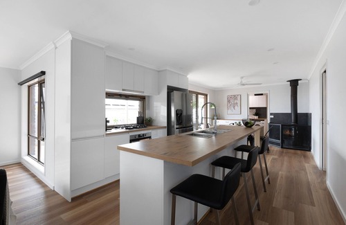 Clifton Springs House | Pet Friendly 3 bedroom house near the beach with large backyard