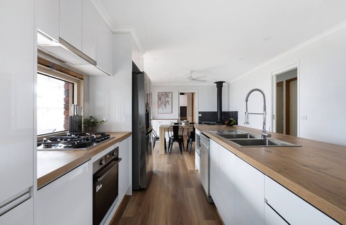 Clifton Springs House | Pet Friendly 3 bedroom house near the beach with large backyard