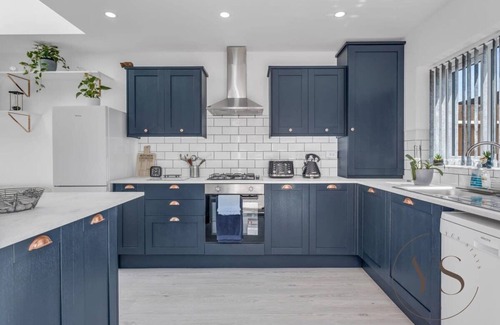 West Bromwich House | Pet-Friendly 3BR House Near West Brom Centre
