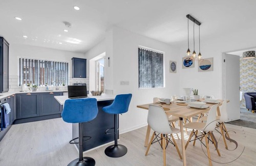 West Bromwich House | Pet-Friendly 3BR House Near West Brom Centre