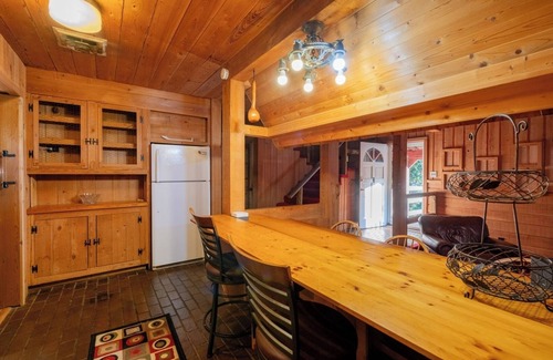 Skippers Cottage | Pet-friendly 3BR Lake House Firepit & Pier