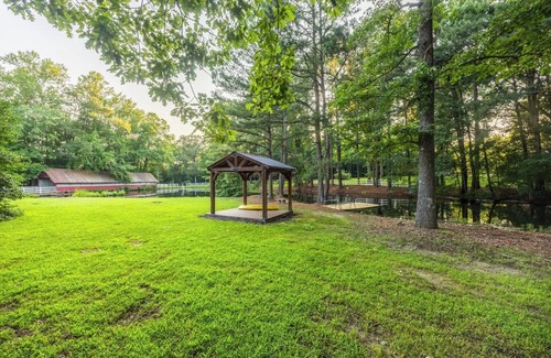 Skippers Cottage | Pet-friendly 3BR Lake House Firepit & Pier