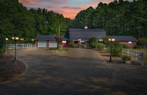 Skippers House | Pet-Friendly 3BR Lake House Firepit Pier