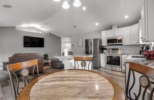 Cathcart House | Pet Friendly and Spacious Valley View Family Home