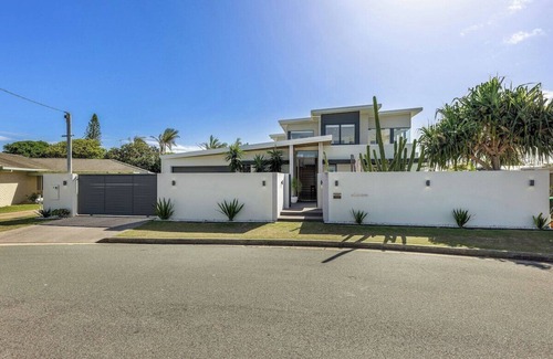 Buddina House | Pet friendly Luxury stay walk to beach & Heated Pool