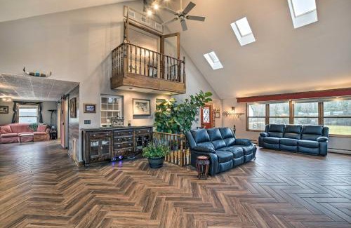 Hanover Park House | Pet-Friendly Bartlett Farmhouse with Deck!