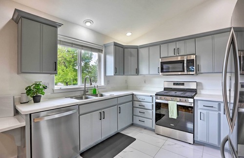 Mountain View District House | Pet-Friendly Bend Home w/Hot Tub & Patio!