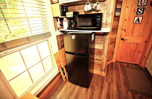 Murfreesboro Cabin | Pet-friendly, blissful w/fire pit, picnic area-3BR