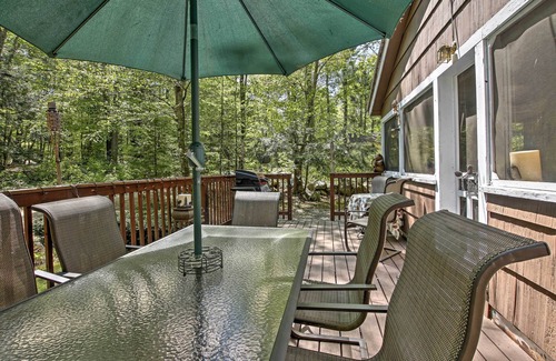 Williamsburg Cabin | Pet-Friendly Cabin w/Fire Pit, BBQ & Great Deck!