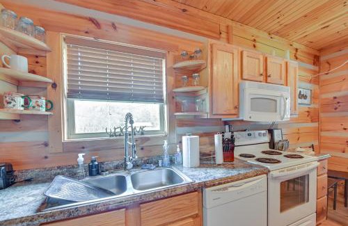 Beattyville House | Pet-Friendly Cabin with Hot Tub in Daniel Boone NF
