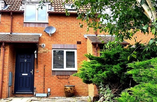Quedgeley House | Pet Friendly Canalside House in quiet area of Quedgeley - Gloucester