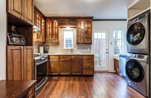 Dallas House | Pet friendly, centrally located urban retreat