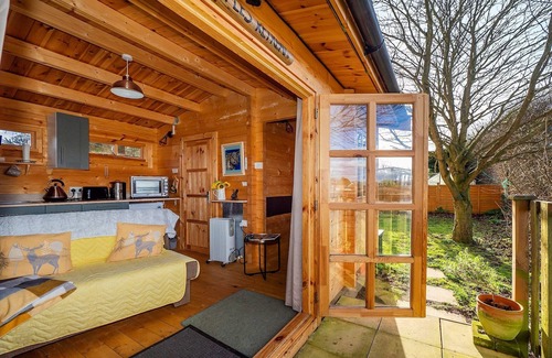 Surlingham Ski Chalet | Pet-friendly chalet in Surlingham, No deposit