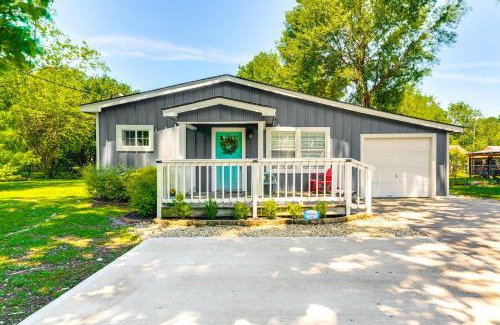 Tomball House | Pet-Friendly Cottage, 3 Blocks to Main St!
